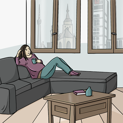 Eine junge Frau sitzt in einem Wohnzimmer auf einem Sofa mit einer Tasse in der Hand.