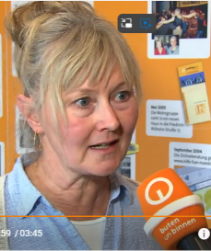 Das Foto zeigt eine Mitarbeiterin der Beratungsstelle im Interview mit buten und binnen