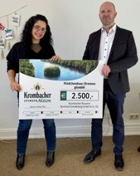 Das Foto zeigt die symbolische Scheckübergabe mit der stellvertretenden Geschäftsführerin  des Mädchenhauses und einem Mitarbeiter der Brauerei Krombacher