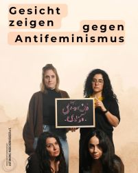 Unter dem Titel "Gesicht zeigen gegen Antifeminismus" sind auf einem Foto 4 Personen zu sehen, die eine Schrifttafel hochhalten. Auf der Tafel steht in Kreideschrift auf Persisch "Frau, Leben, Freiheit"
