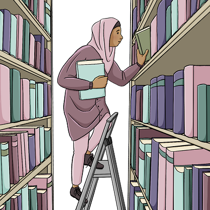 Eine Frau steht auf einer Leiter und ordnet Bücher in ein Regal ein.