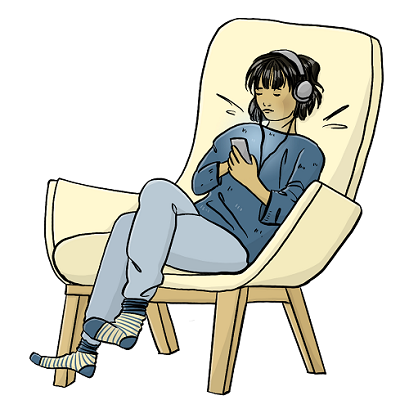 Eine junge Frau sitzt in einem Sessel. Sie hat Kopfhörer auf und hält ein Smartphone in der Hand.
