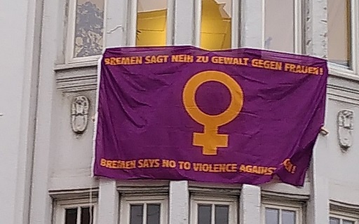 Ein Foto mit einer Fahne gegen Gewalt an Frauen in Bremen