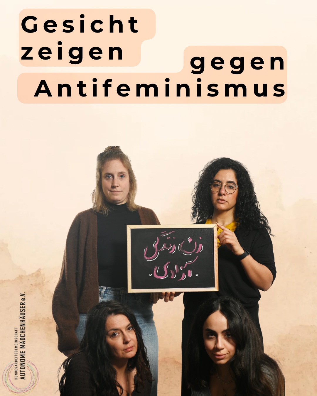 Unter dem Titel "Gesicht zeigen gegen Antifeminismus" sind auf einem Foto 4 Personen zu sehen, die eine Schrifttafel hochhalten. Auf der Tafel steht in Kreideschrift auf Persisch "Frau, Leben, Freiheit"