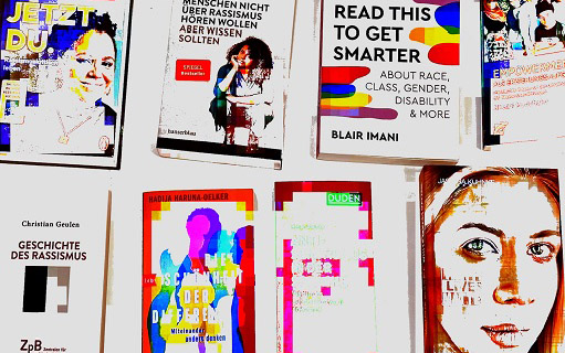Auf dem Foto ist ein Büchertisch zu sehen mit Buchtiteln zum Thema Rassismus.