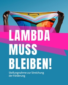 Auf dem Bild sind zwei Hände zu sehen, die eine queere Regenbogenfahne halten. Darunter steht der Schriftzug "Lambda muss bleiben!"