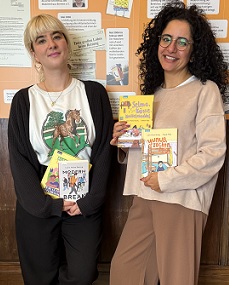 Die Autorin Laura Melina Berling und Shahrzad Tajali vom Mädchenhaus Bremen halten vier Bücher der Autorin in den Händen