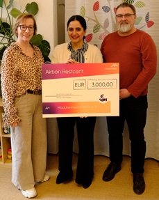 Das Foto zeigt die symbolische Scheckübergabe mit der stellvertretenden Geschäftsführerin  des Mädchenhauses und zwei Vertreter_innen von Arcelor-Mittal