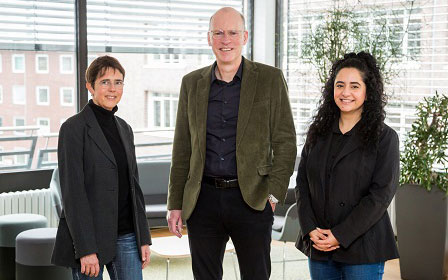 Gruppe von drei Personen. Der Geschäftsführer der swb und 2 Mitarbeiterinnen des Mädchenhauses.
