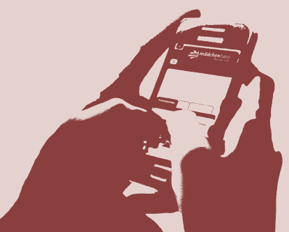 Eine Hand hält ein Smartphone. Im Display sieht man die O